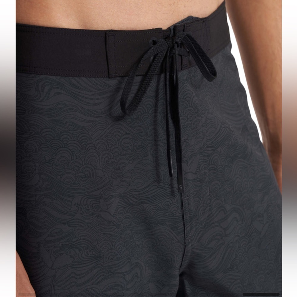 Vuori Infinity Boardshorts Black Vintage Ocean Print Black Gray Size 34 NWOT - Picture 8 of 12